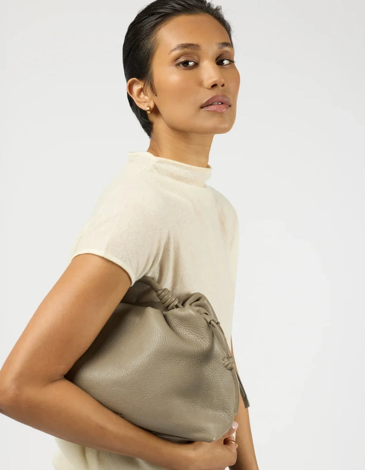 O My Bag Kiki Midi in Taupe von Model getragen