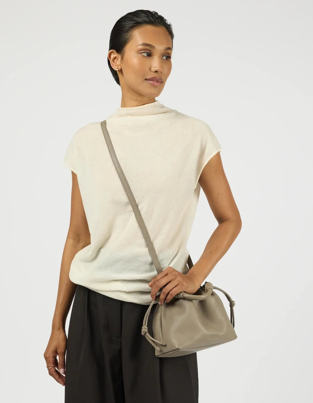 O My Bag Kiki Mini Clay als Crossbody Bag zum hellen Outfit kombiniert
