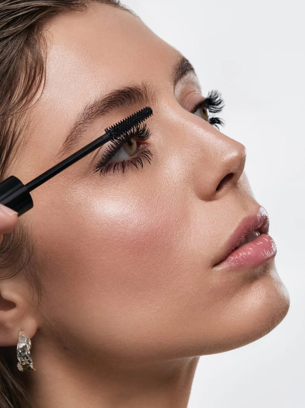 Auftragen der UND GRETEL VIL Mascara für sichtbar längere, geschwungene Wimpern