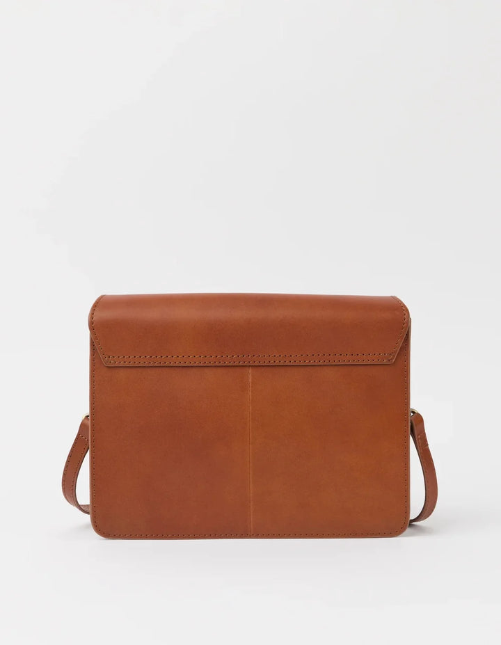 O My Bag Audrey Cognac – Rückansicht mit glattem Leder und klarer Taschenform