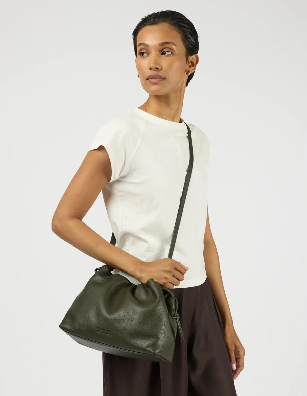 O My Bag Kiki Midi Moss als Crossbody Bag zum weißen Oberteil kombiniert