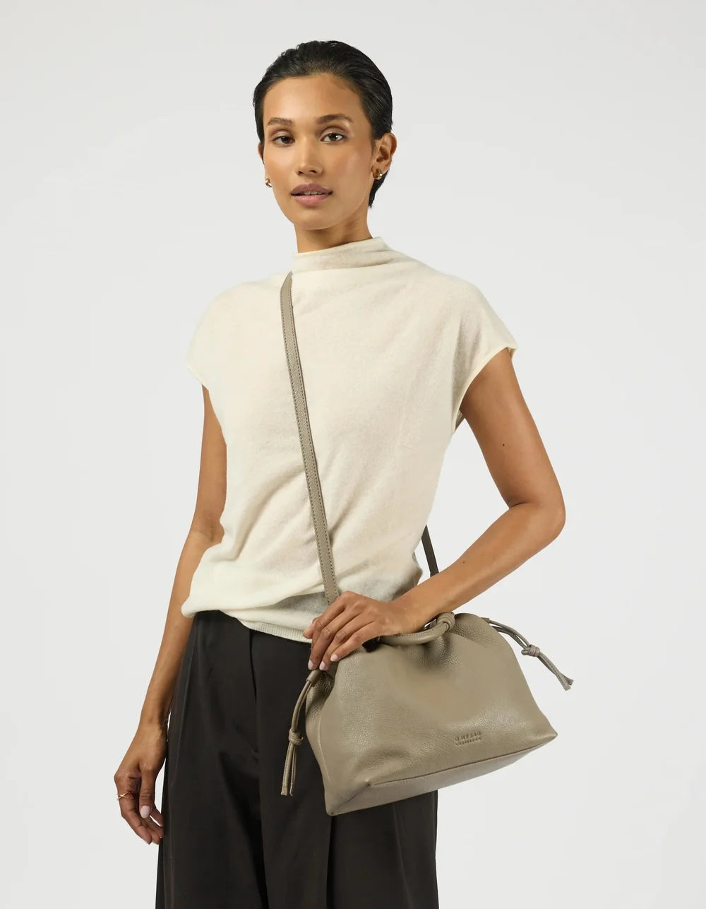 O My Bag Kiki Midi Clay als Crossbody Bag zum hellen Outfit kombiniert