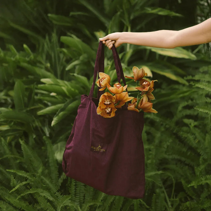 Burgundy Tote Eco by Sonya – Seitenansicht mit stabilen Schulterträgern