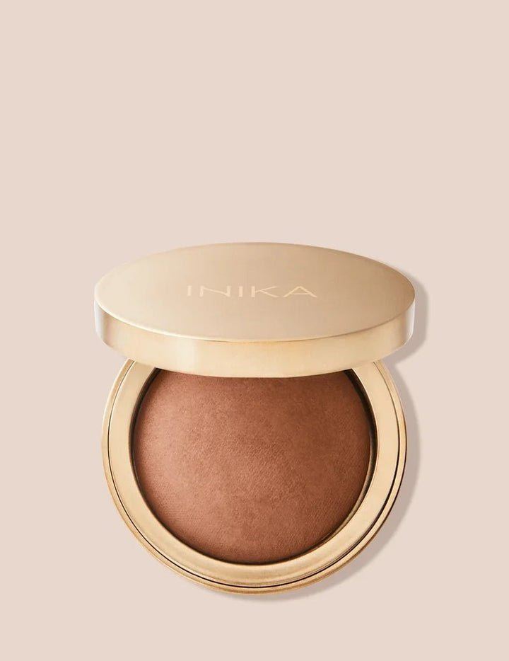 INIKA Organic Baked Mineral Bronzer - Sunbeam beiger Hintergrund