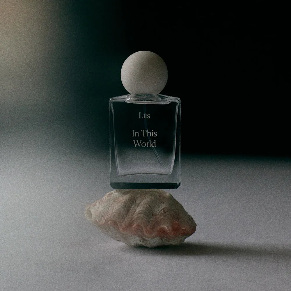 Liis In This World Eau de Parfum Flakon in stimmungsvoller Inszenierung