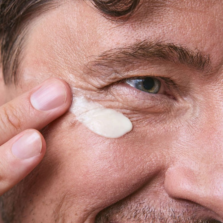 Mádara HIS Eye Cream - Model Anwendung und Textur