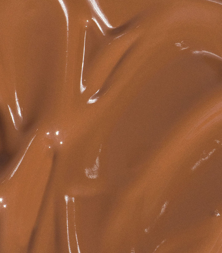Mádara Skin Equal Soft Glow Foundation Fudge Swatch – Farbton für dunkle Hauttöne