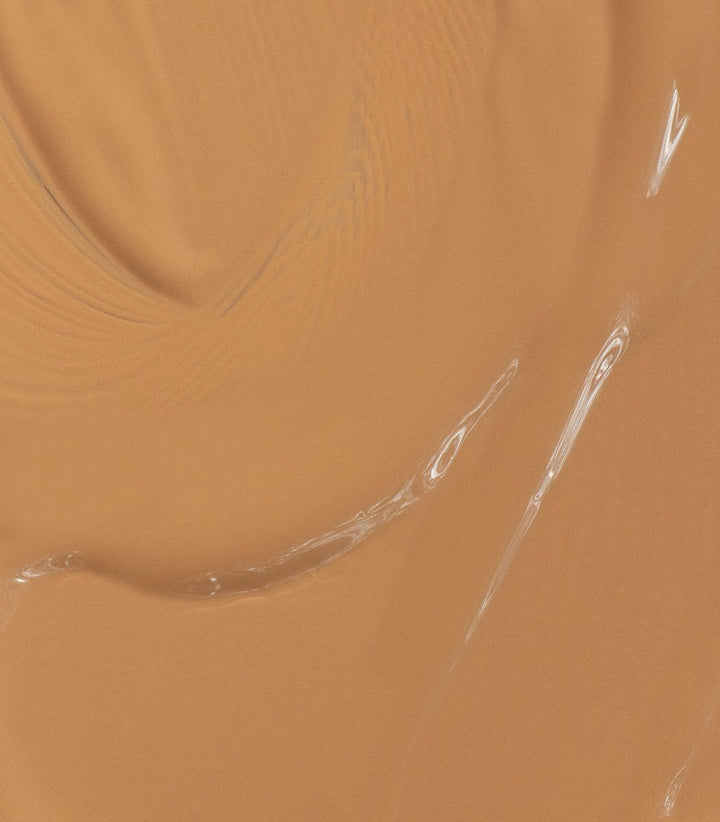 Mádara Skin Equal Soft Glow Foundation Olive Swatch – Farbton für mittlere Haut mit olivem Unterton