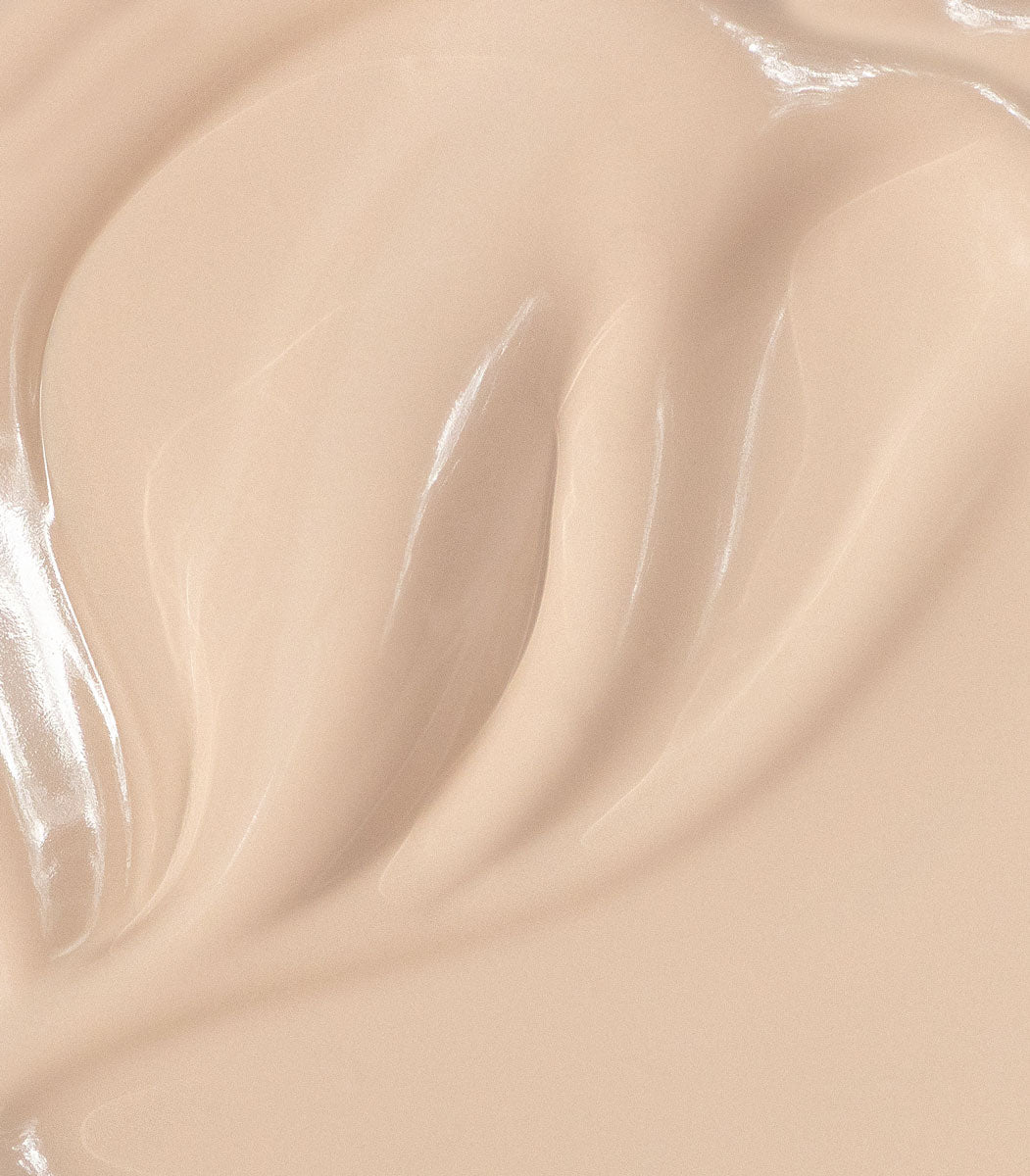 Mádara Skin Equal Soft Glow Foundation Porcelain Swatch – Farbton für sehr helle Hauttöne