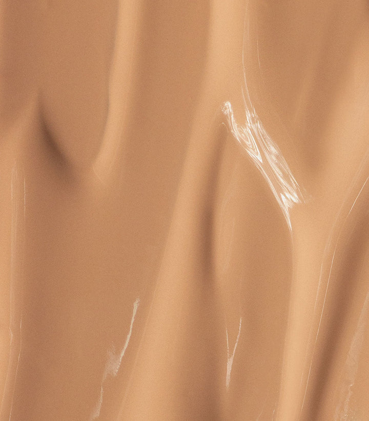 Mádara Skin Equal Soft Glow Foundation Golden Sand Swatch – Farbton für mittlere Haut mit goldenem Unterton