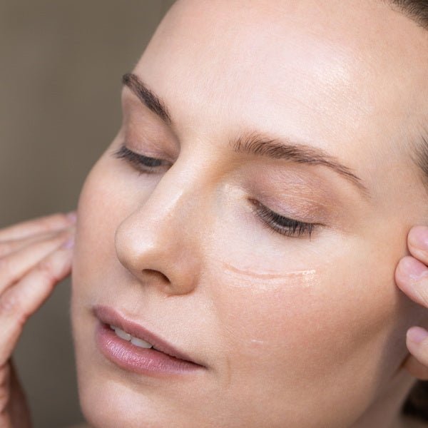 Mádara SOS Hydra Intense Rose Jelly | Rosenwasser-Gel - close up face model