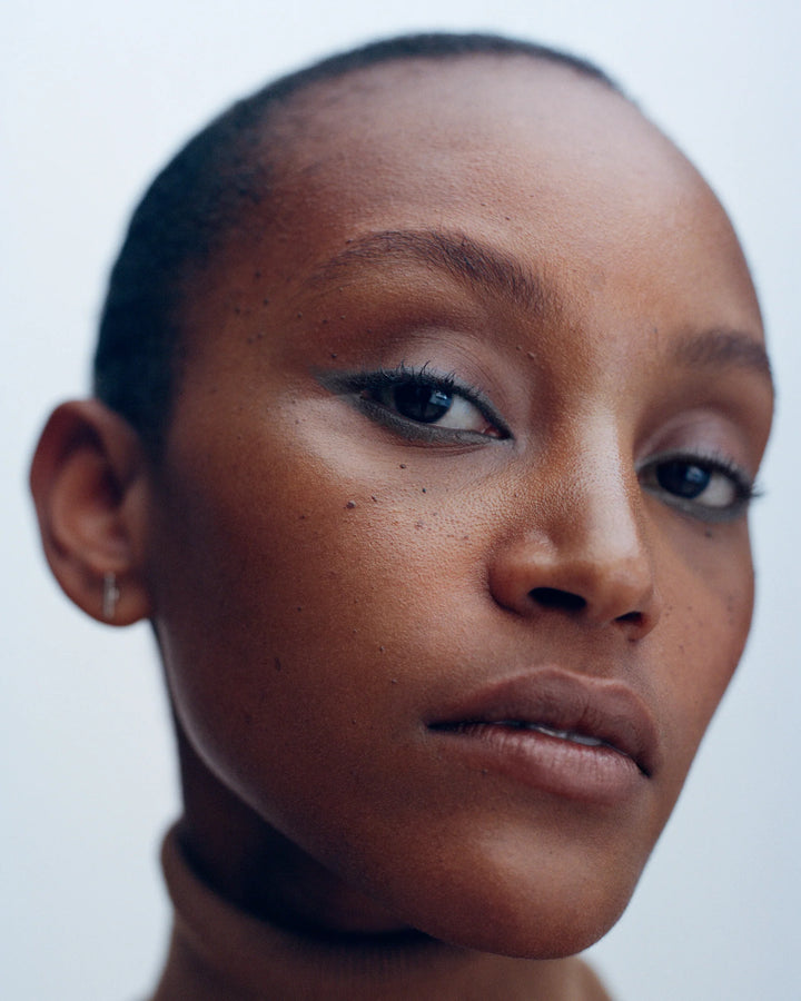 Eye And Lip Definer Pizarra – Dunkelhäutiges Model mit weich verblendetem, grauem Augen-Make-up
