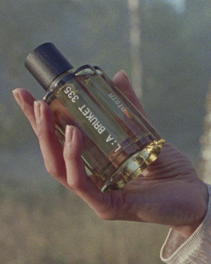 L:A Bruket 335 Dísir Eau de Parfum in warmem Sonnenlicht zwischen Gräsern und Wiesenblumen