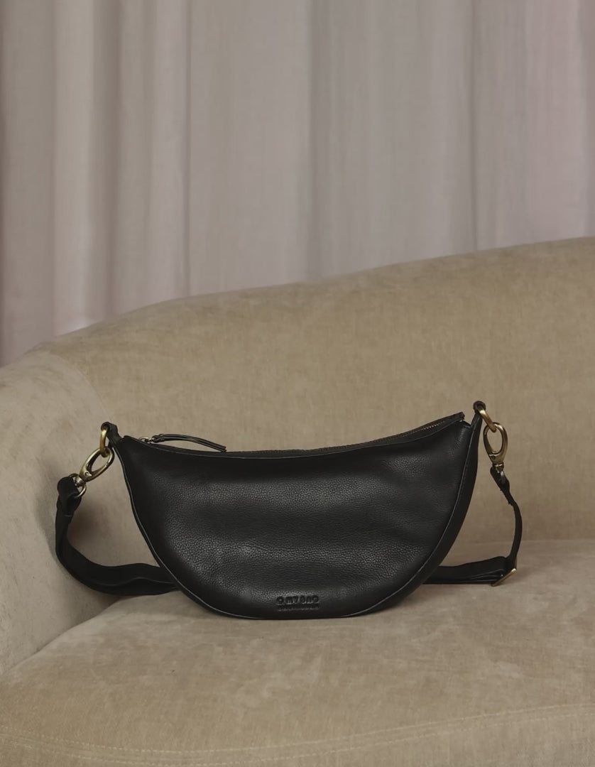 O My Bag Leo Midi Twisted – Produktvideo der schwarzen Ledertasche aus Soft-Grain-Leder