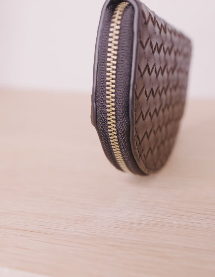 O My Bag Laura Coin Purse Cognac Woven – Produktvideo mit Detailansicht des Ledergeflechts