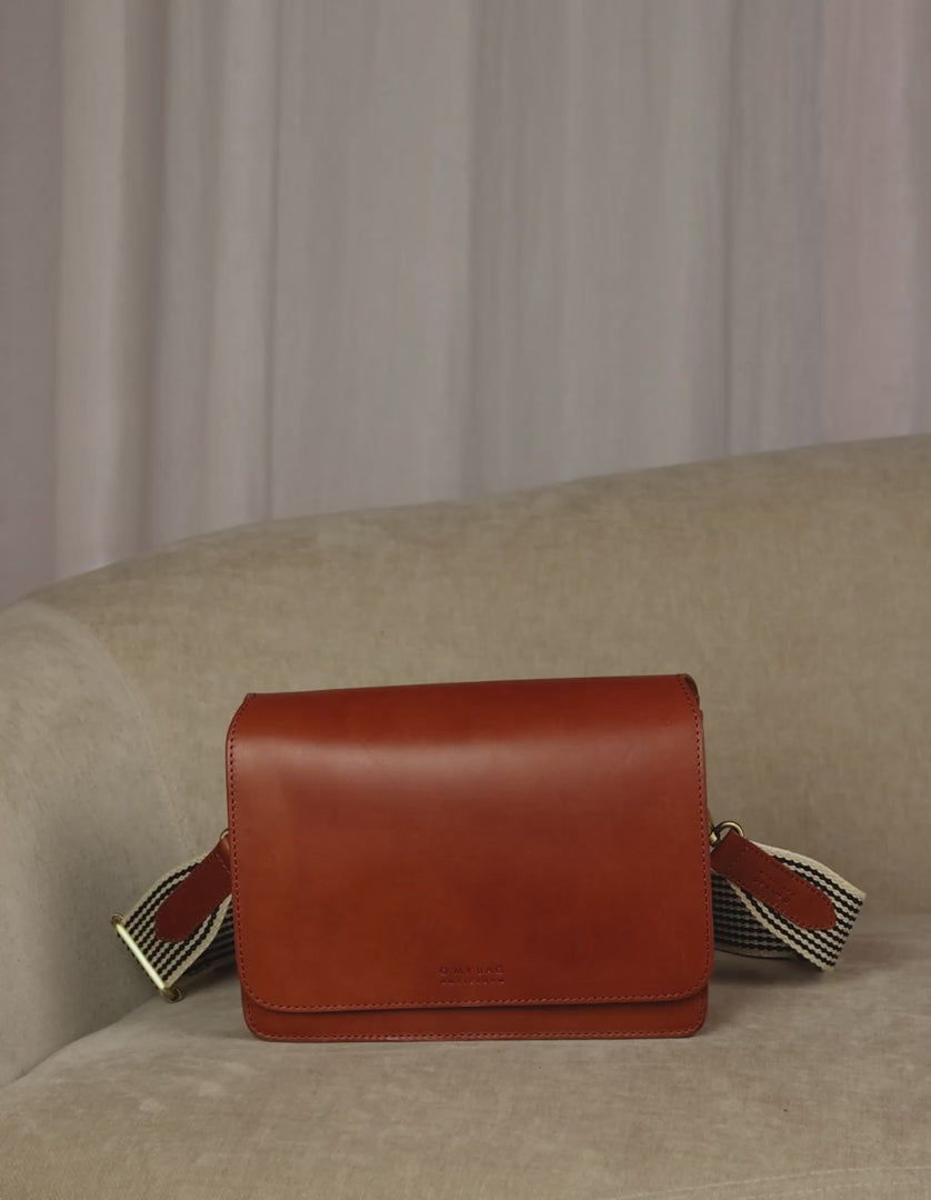 O My Bag Audrey Cognac – Produktvideo der klassischen braunen Ledertasche