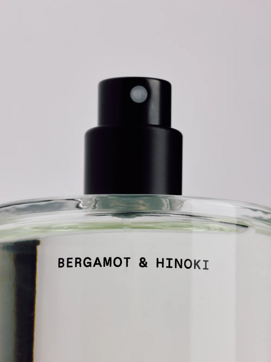 Salt & Stone Body Mist Bergamot & Hinoki - Nahaufnahme Flakon und Sprühkopf