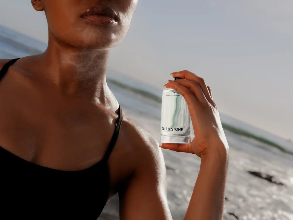Salt & Stone Body Mist Bergamot & Hinoki - Model mit Produktflakon