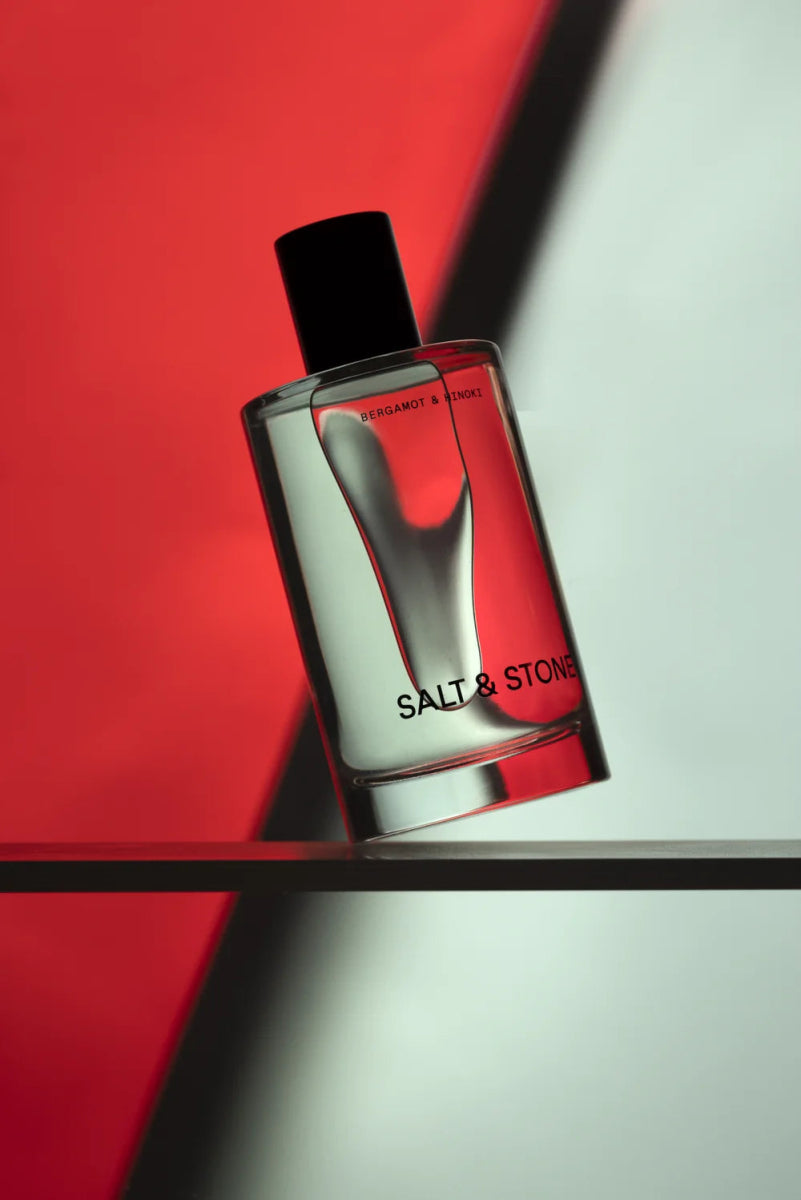 Salt & Stone Body Mist Bergamot & Hinoki - Atmosphärische Produktdarstellung