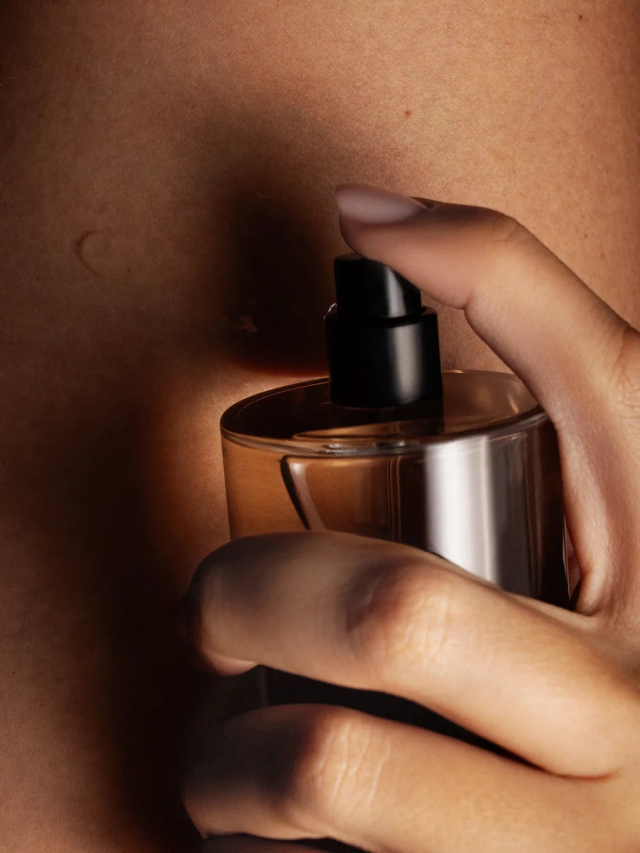 Salt & Stone Body Mist Bergamot & Hinoki - Anwendung auf der Haut