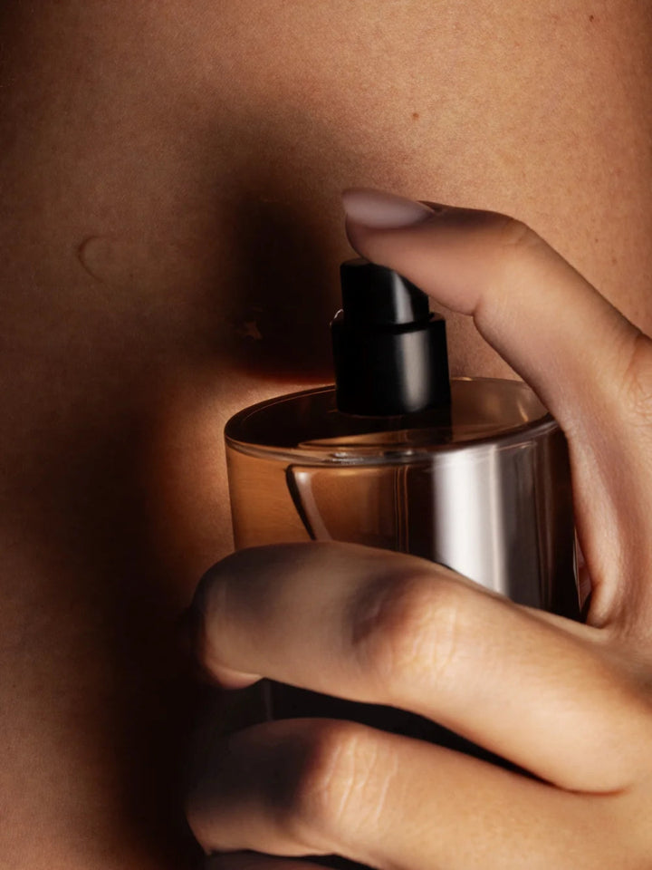 Salt & Stone Body Mist Bergamot & Hinoki - Anwendung auf der Haut