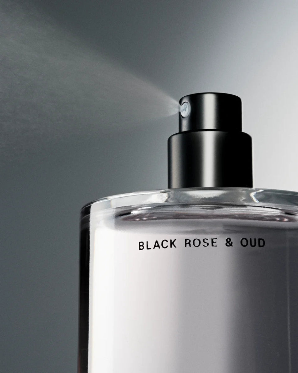 Salt & Stone Body Mist Black Rose & Oud - Nahaufnahme Flakon und Sprühkopf