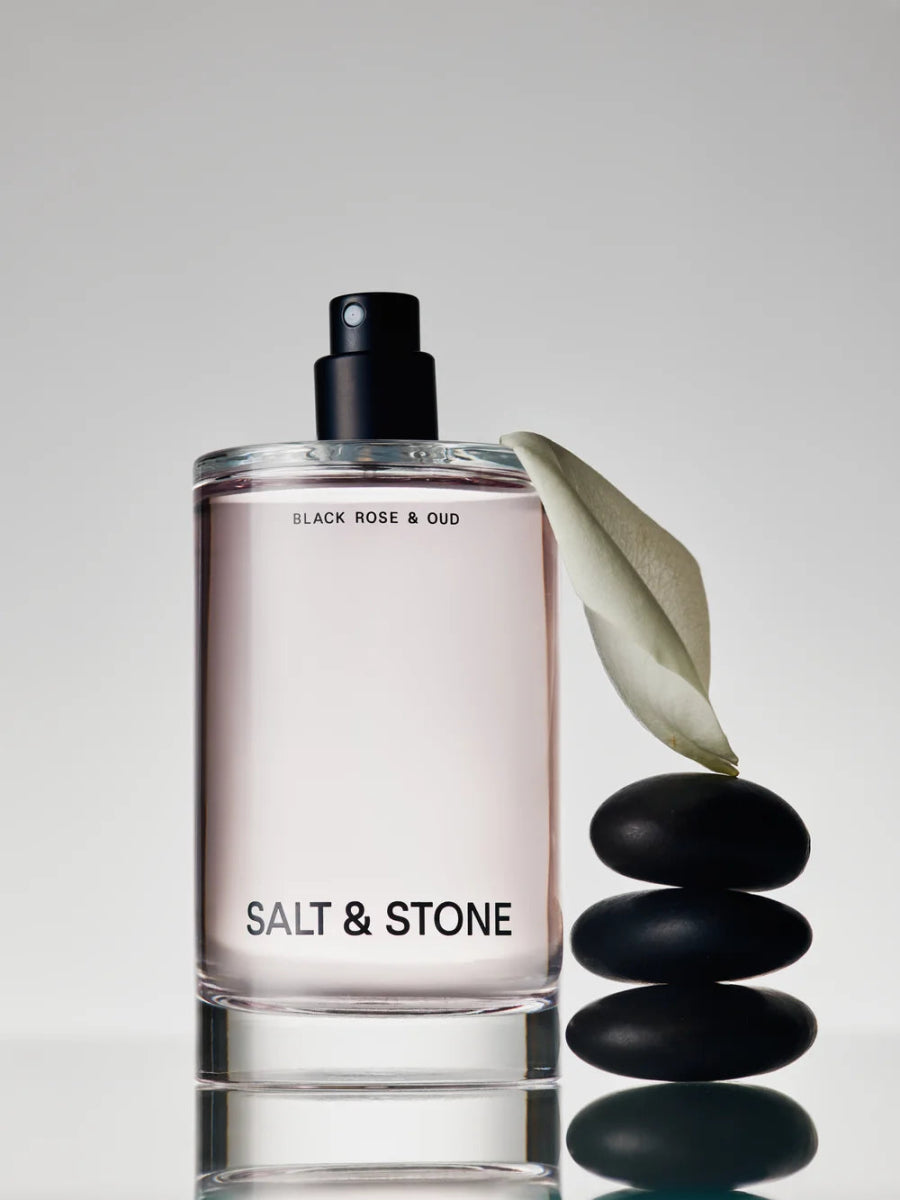 Salt & Stone Body Mist Black Rose & Oud - Lifestyle Aufnahme mit Rosenblättern