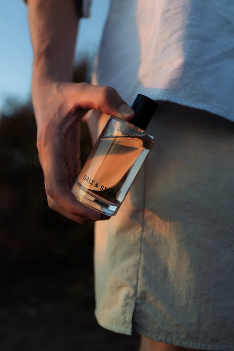 Salt & Stone Body Mist Black Saffron & Cedar - Natürliches Körperspray in elegantem Flakon