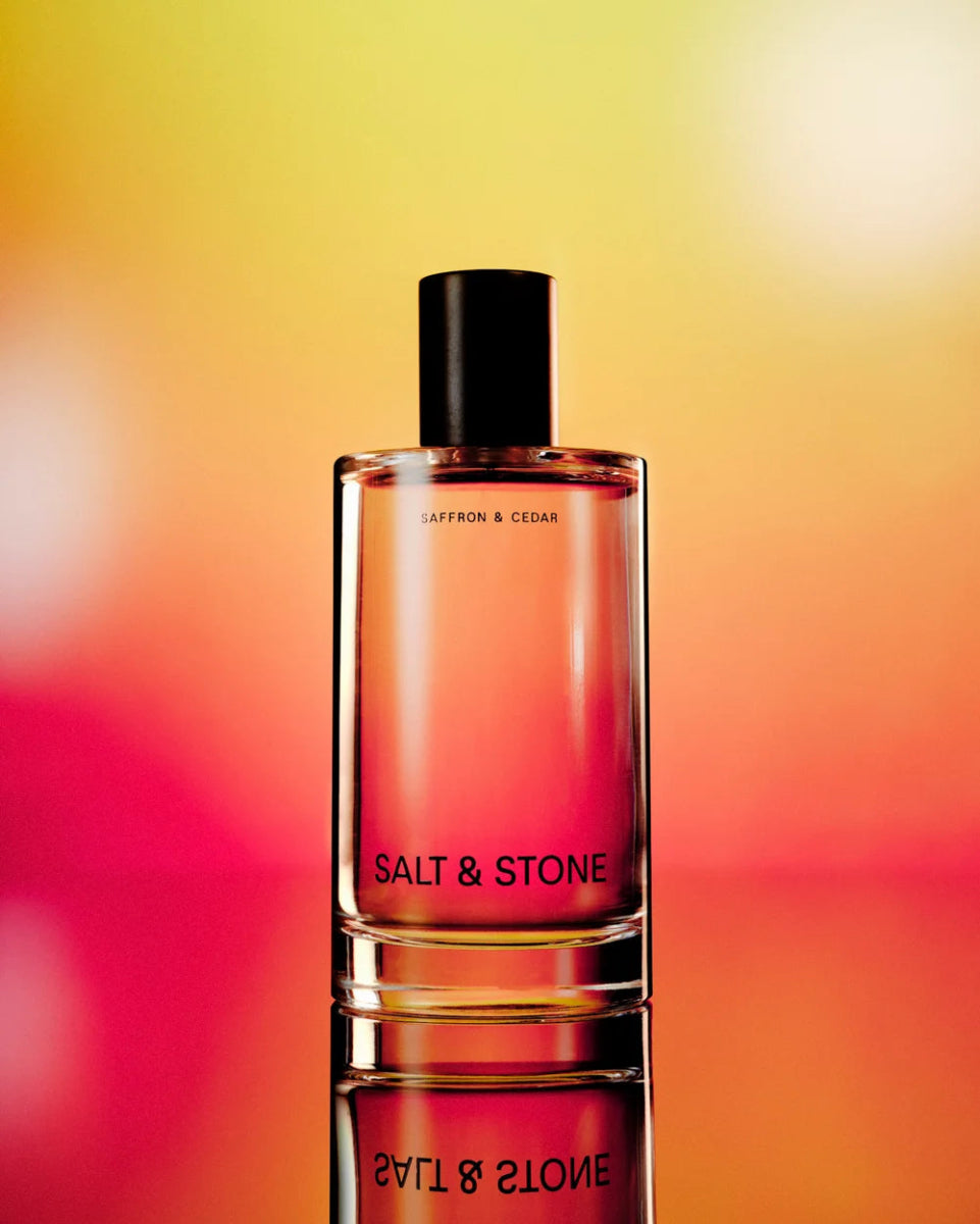 Salt & Stone Body Mist Black Saffron & Cedar - Atmosphärische Lifestyle-Aufnahme mit Produktflakon