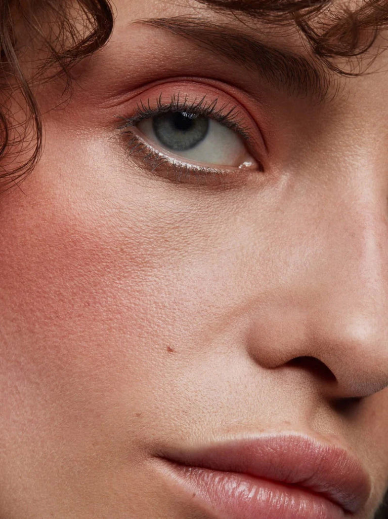 Und Gretel Imbe Eye & Cheek Multi-Shadow Refill - Peach 02 Model 1 Close-up