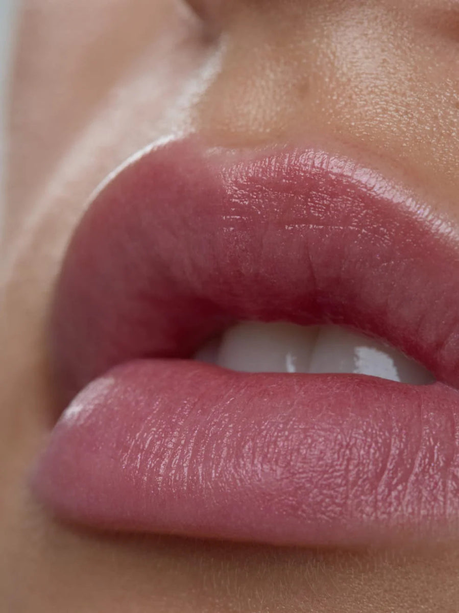 Und Gretel Tagarot Tinted Nourishing Balm - Sheer Rose 03 Model Close-up