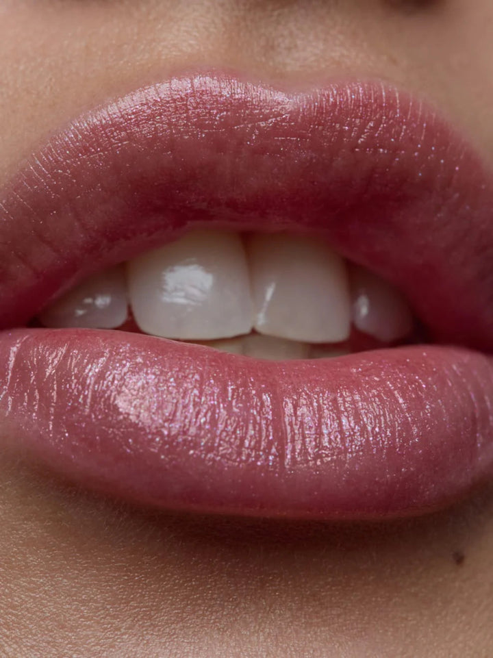 Und Gretel Tagarot Tinted Nourishing Balm - Sheer Diamond 04 Model 2 Close-up