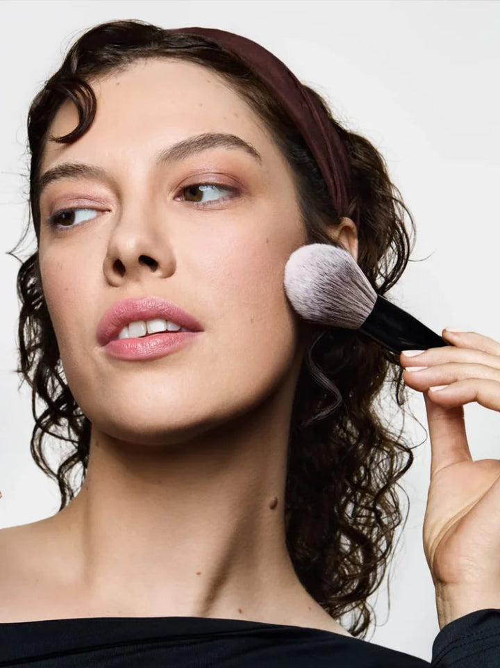 Und Gretel Wolken Refillable SPF 50+ Compact Powder - Light 01 Model