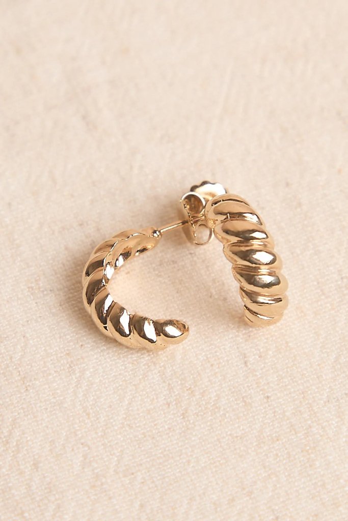 Waekura Adèle Earrings - beiger Hintergrund