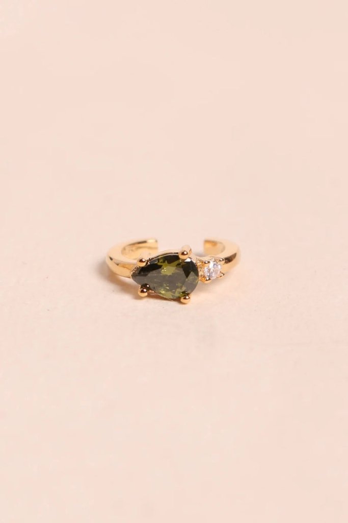 Waekura Daphné Earcuff Olive - beiger Hintergrund