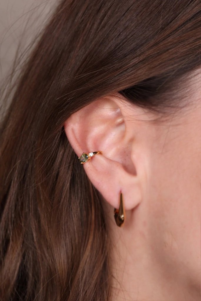 Waekura Daphné Earcuff Olive - Model Close-up