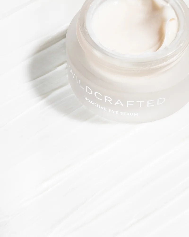 Geöffneter Wildcrafted Organics Bio-Active Eye Serum Tiegel mit cremiger Textur