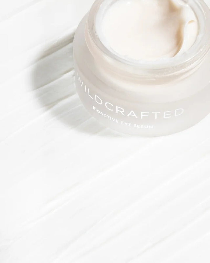 Geöffneter Wildcrafted Organics Bio-Active Eye Serum Tiegel mit cremiger Textur