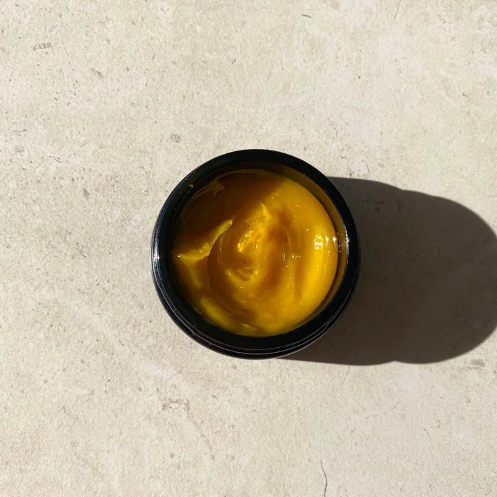 Wildcrafted Organics Everlasting Beauty Balm Concentrate Tiegel von oben mit cremiger goldgelber Textur